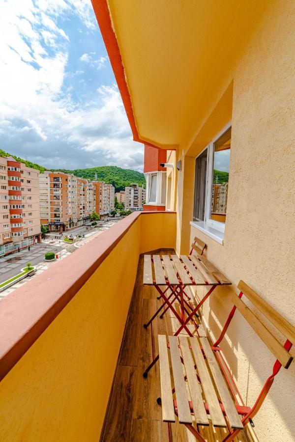 Mid-Term Rental Racadau Apartment Brassó Kültér fotó